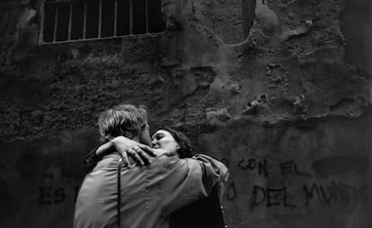 Una pareja se besa.