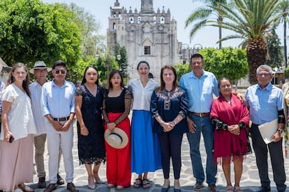 Claudia Curiel de Icaza (centro) y la gobernadora de Morelos, Margarita González Saravia (centro derecha) durante la ceremonia de entrega de los exconventos restaurados en el municipio de Atlatlahucan.