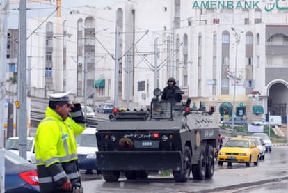 Un blindado de las Fuerzas Armadas patrulla en una calle de Ettadhamen, un municipio en la periferia de Túnez.
