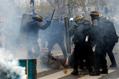 Antidisturbios franceses detienen a un hombre durante la protesta en la Plaza de la República de París.
