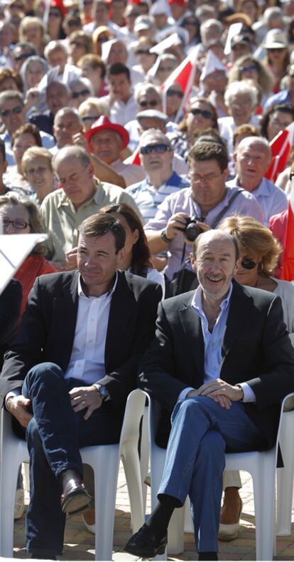 Tomás Gómez, junto a Alfredo Pérez Rubalcaba, durante un acto del PSOE en Madrid.