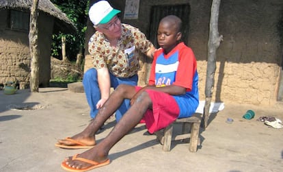 El epidemiólogo Ernesto Ruiz-Tiben, junto a un niño nigeriano con heridas por el gusano de Guinea.