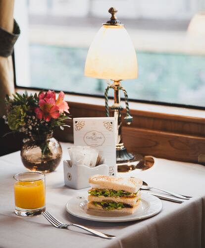 Uno de los sándwiches de la carta con un zumo de naranja, algo que se puede disfrutar también entre comidas y cenas.