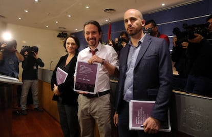 Pablo Iglesias (c), Nacho Álvarez y Carolina Bescansa presentan el programa.