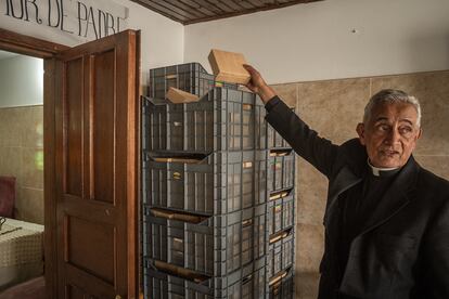 El padre Bernardo, director de la Fundación Eudes, muestra canastas con comida que ofrecen a habitantes de calle en Bogotá, en octubre de 2023. 