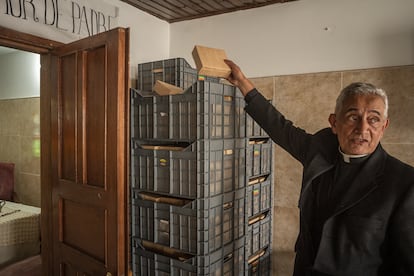 El padre Bernardo, director de la Fundación Eudes, muestra canastas con comida que ofrecen a habitantes de calle en Bogotá, en octubre de 2023.