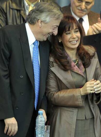 Cristina Fernández y Nestor Kirchner, el pasado jueves en un acto de campaña electoral en Buenos Aires.