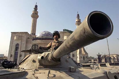 Un soldado hace gurdia frente a la mezquita suní de Al Nidaa, después del ataque hoy al templo donde está enterrado el padre de Sadam Husein.