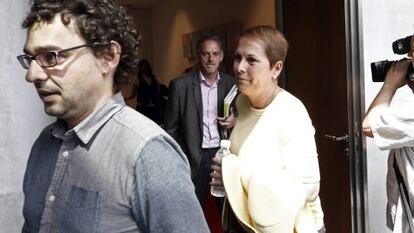 Los dirigentes de Izquierda-Ezkerra, Geroa Bai y EH Bildu, Txema Mauleón (izquierda), Uxue Barkos y Adolfo Araiz (centro), respectivamente, antes de reunirse el 12 de junio para negociar el Gobierno autonómico.