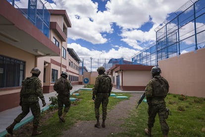 Militares patrullan los alrededores del Centro de Rehabilitación Social de Cotopaxi.