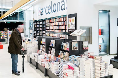 Un hombre observa las novedades en la Casa del Libro.