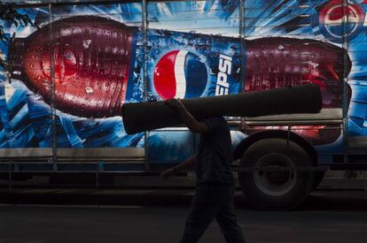Un hombre pasa frente a un camión de Pepsi en la Ciudad de México.