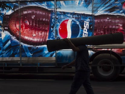Un hombre pasa frente a un camión de Pepsi en la Ciudad de México.