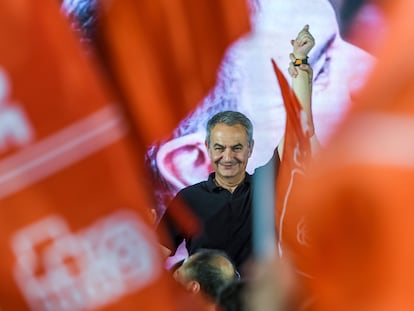 El expresidente del Gobierno, José Luis Rodríguez Zapatero, durante el acto de cierre de campaña que los socialistas han celebrado hoy viernes en la localidad sevillana de La Rinconada.