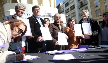 Recogida de firmas para la no derogación de la prisión permanente revisable, desde la derecha, Juan José Cortés, Ruth Ortiz, Antonio del Castillo y Juan Carlos Quer, cuyos hijos fueron asesinados.