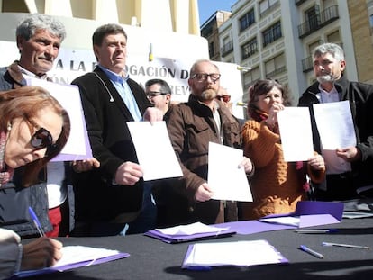 Recogida de firmas para la no derogación de la prisión permanente revisable, desde la derecha, Juan José Cortés, Ruth Ortiz, Antonio del Castillo y Juan Carlos Quer, cuyos hijos fueron asesinados.