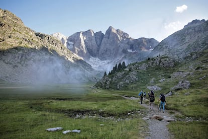 Un grupo de senderistas con el macizo de Vignemale al fondo, en el parque nacional de los Pirineos.