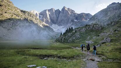 Un grupo de senderistas con el macizo de Vignemale al fondo, en el parque nacional de los Pirineos.