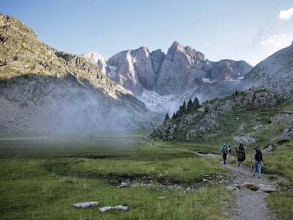 Un grupo de senderistas con el macizo de Vignemale al fondo, en el parque nacional de los Pirineos.