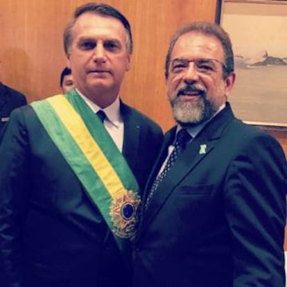 El presidente de Taurus, Salesio Nuhs (derecha), posa con Jair Bolsonaro el día de la toma de posesión de este último como presidente de Brasil.