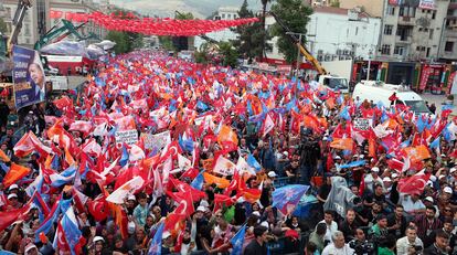 Partidarios del presidente de Turquía, Recep Tayyip Erdogan, participan en un acto electoral en Kahramanmaras, el pasado viernes.