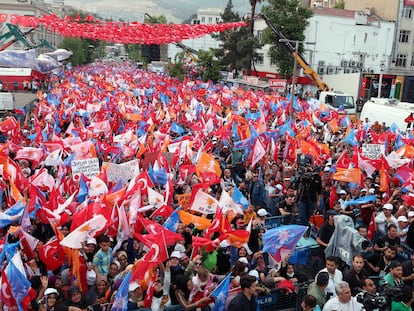 Partidarios del presidente de Turquía, Recep Tayyip Erdogan, participan en un acto electoral en Kahramanmaras, el pasado viernes.