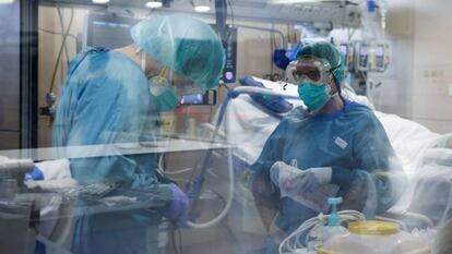 Dos trabajadoras sanitarias en la UCI del Hospital Vall d´Hebron en Barcelona.
