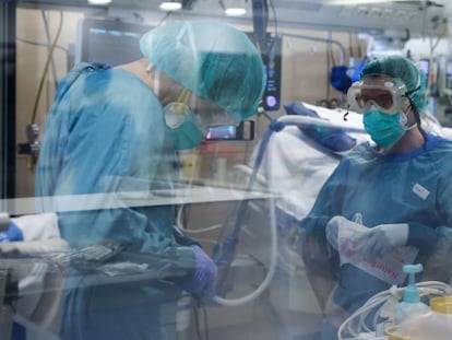 Dos trabajadoras sanitarias en la UCI del Hospital Vall d´Hebron en Barcelona. 