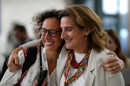 La vicepresidenta y ministra para la Transición Ecológica, Teresa Ribera (derecha), y Valvanera Ulargui, directora de la Oficina Española de Cambio Climático, tras cerrarse el acuerdo en la cumbre de Dubái el miércoles.