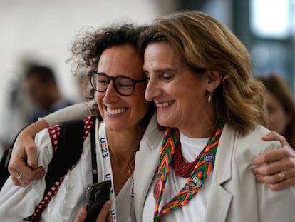 La vicepresidenta y ministra para la Transición Ecológica, Teresa Ribera (derecha), y Valvanera Ulargui, directora de la Oficina Española de Cambio Climático, tras cerrarse el acuerdo en la cumbre de Dubái el miércoles.