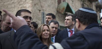 La ministra española de Asuntos Exteriores, Trinidad Jiménez, es increpada por un colono en Hebrón.