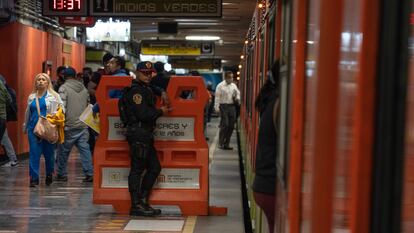 Un agente de seguridad vigila una estación de Metro, en enero de 2023.