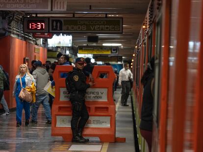 Un agente de seguridad vigila una estación de Metro, en enero de 2023.