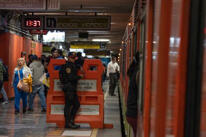 Un agente de seguridad vigila una estación de Metro, en enero de 2023.