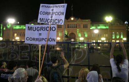 Manifestantes frente a la Casa Rosada.