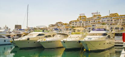 Yates atracados en Puerto Banús, Marbella.