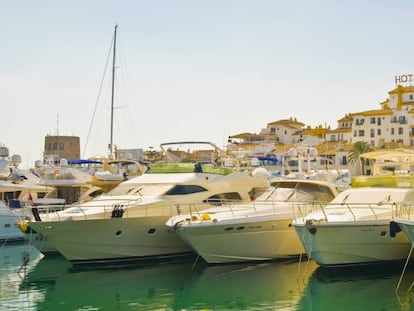 Yates atracados en Puerto Banús, Marbella.