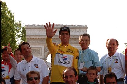 Miguel Induráin posa en los Campos Elíseos con el maillot amarillo su quinto Tour de Francia, en 1995.