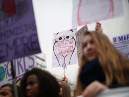 Cartel con el lema "el aborto es una decisión individual" durante una manifestación estudiantil en Madrid el pasado noviembre.