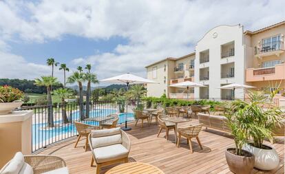 Terraza y piscina del hotel Denia Marriott La Sella Golf Resort & Spa.
