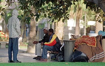 Varios inmigrantes africanos descansan en el parque de Santa Catalina, en Las Palmas.