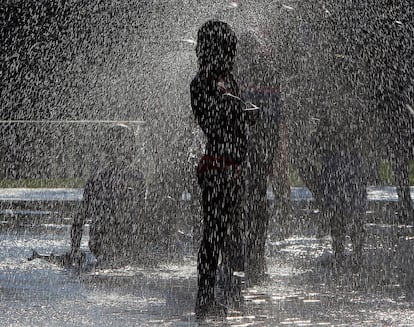 Crianças se refrescam no Parque Madrdi Rio