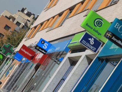 Oficinas de bancos y cajas en una calle de Madrid.