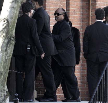 Stevie Wonder entra en la iglesia baptista de New Hope. 