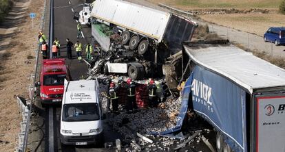 Accidente mortal entre tres camiones en la A-23, a la altura de Sarrión (Teruel), el pasado miércoles.