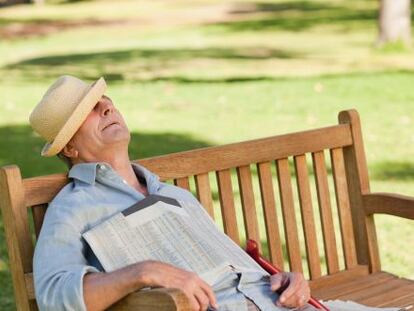 Un hombre duerme en un parque.