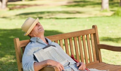 Un hombre duerme en un parque.