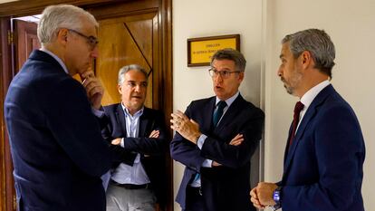 Feijóo charla con dirigentes del PP en el Congreso el pasado 23 de julio.