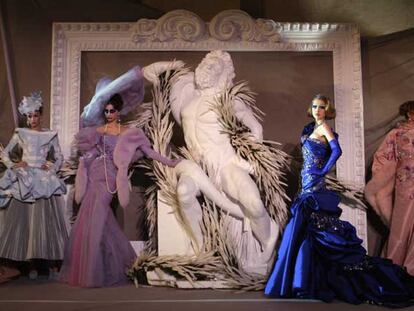 Un momento del desfile del 60º aniversario de Christian Dior.