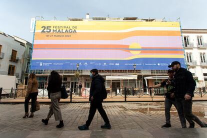 Varias personas caminaban ayer frente a carteles y lonas que anuncian el Festival de Málaga.